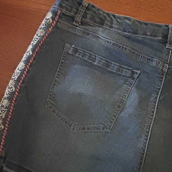 Terra & Sky Women's Plus Size Embroidered Denim Jean Short Size 18W Boho Summer - Picture 9 of 14